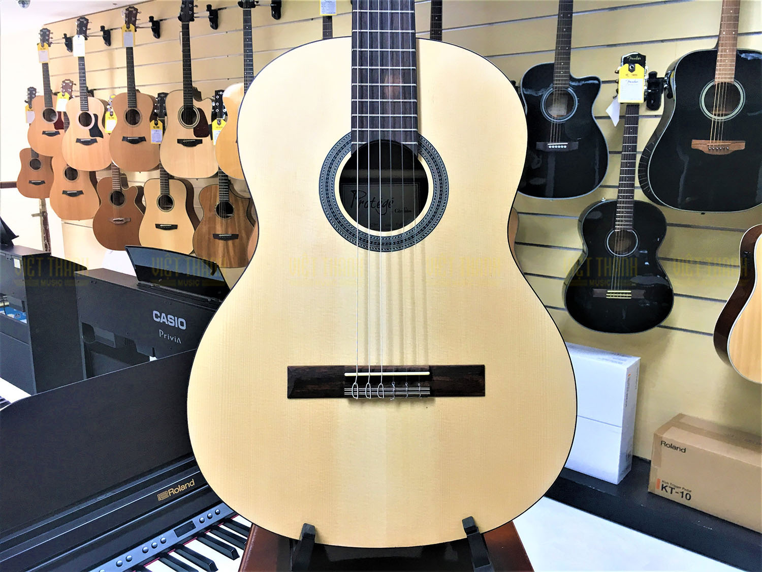 Đàn guitar Cordoba C1M có thiết kế nhỏ gọn