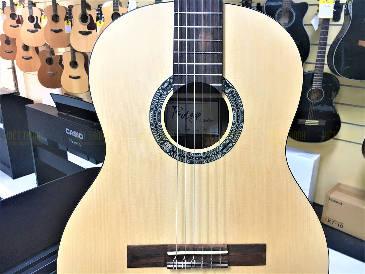 Mặt trước Đàn guitar Cordoba C1M chất liệu gỗ gụ cao cấp
