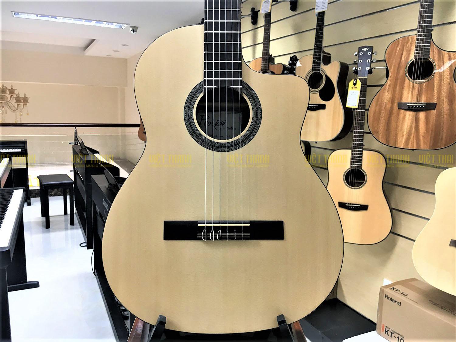 Đàn guitar Cordoba C1M-CE được thiết kế dáng khuyết