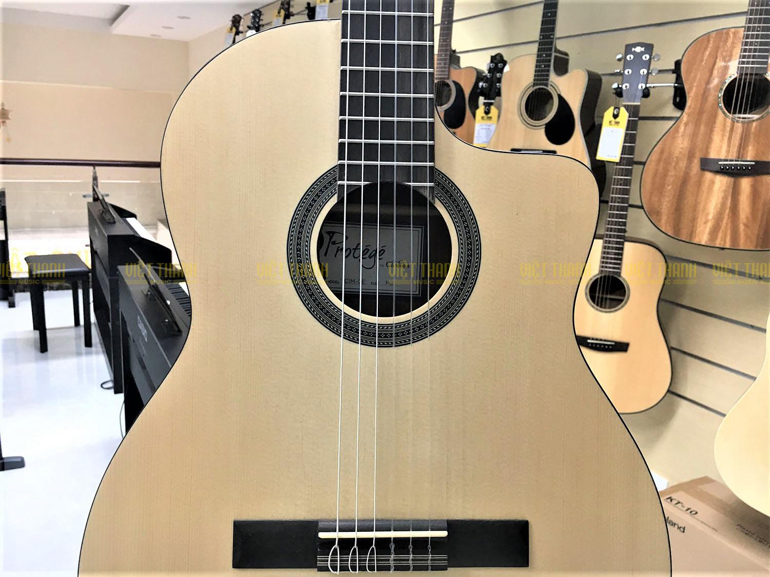 Đàn guitar Cordoba C1M-CE có khung màu vàng sáng