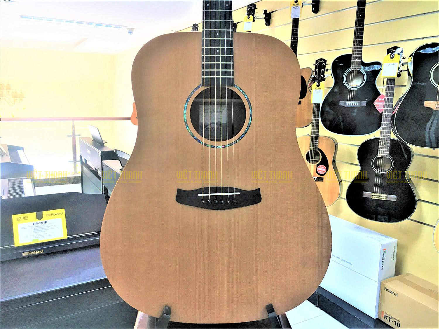 Đàn guitar Tanglewood TWR DII mặt trước gỗ tuyết tùng