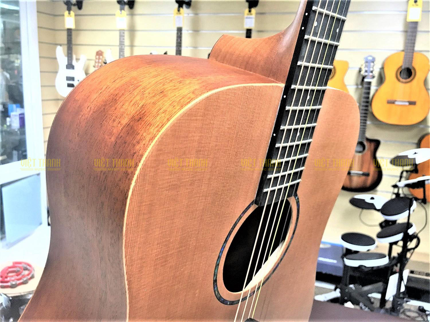 Đàn guitar Tanglewood TWR DII có âm thanh vang tốt