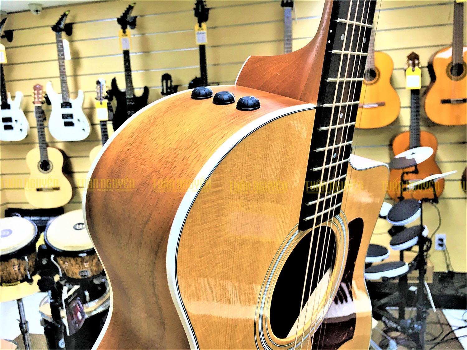 Đàn guitar acoustic Taylor 214CE tích hợp hệ thống EQ cao cấp